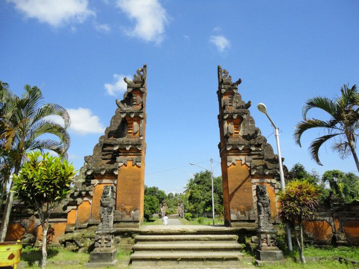 Pura Lingsar Lombok (foto: tripterus.com)
