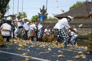 Perang Topat, tradisi unik di Pura Lingsar. (foto: hellolombok.com)