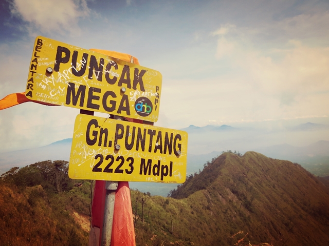 Puncak Mega Gunung Puntang, via http://vespalovestory182.blogspot.com