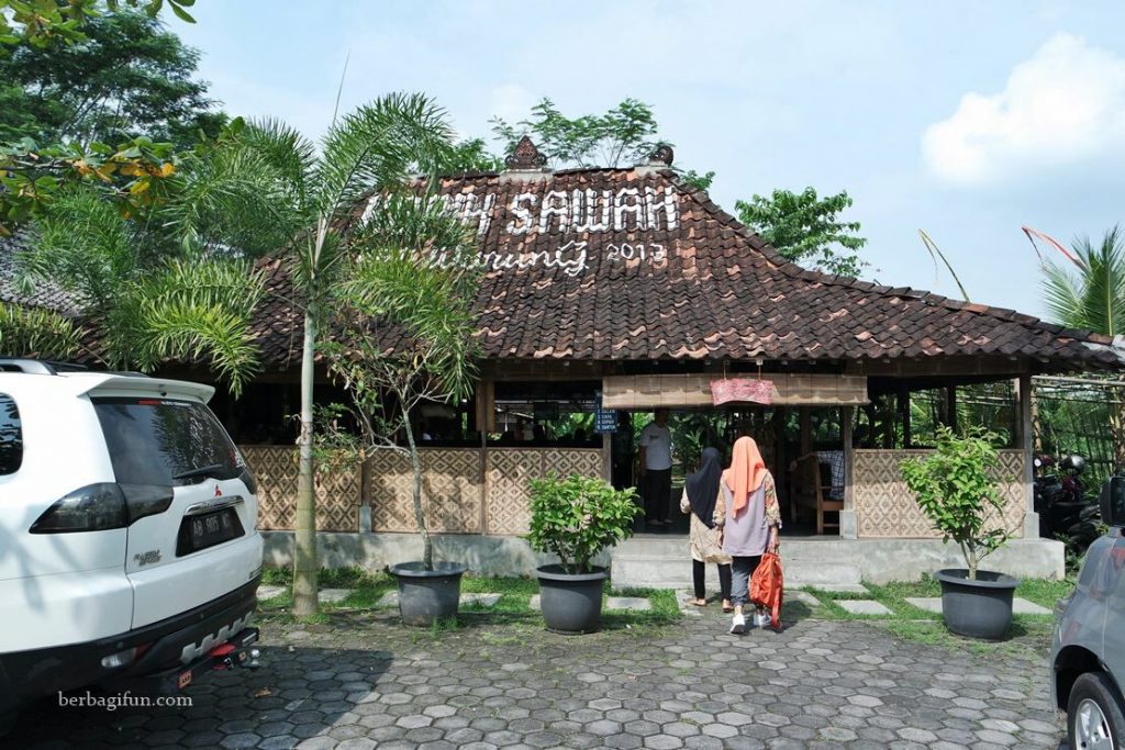 Warung Kepik Sawah dengan nuansa rumah tradisional Jawa