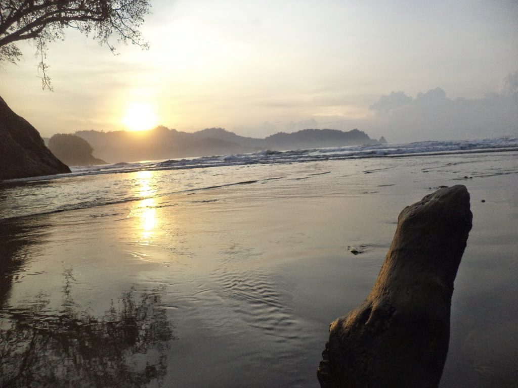 Sunsrise Banyu Anjlok (foto : travelling-atuh.blogspot)