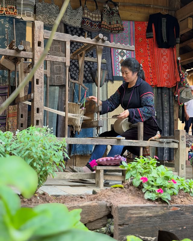 menenun asli oleh warga catcat village