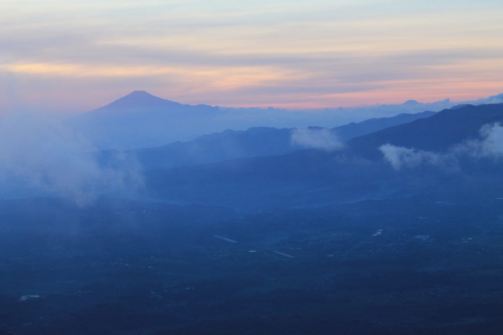 Kabut Pagi dipuncak Gunung (foto : arsiyawenty.wordpress)