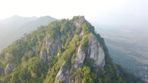 Video – Menikmati Pemandangan dari Atas Gunung Bongkok