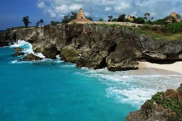 Keindahan Dua Batu Yang Menunjuk Satu Sama Lain Di Pantai Mandorak Sumba Backpacker Jakarta