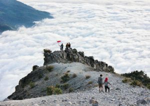10 Gunung dengan Lautan Awan Terbaik di indonesia