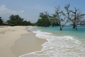 Uniknya Pantai Pasir Putih (Lhok Mee), Aceh Besar