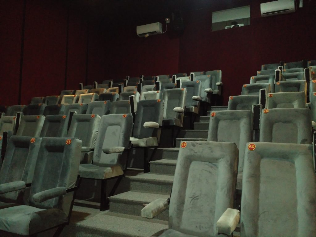 Kursi penonton di theater Indiskop