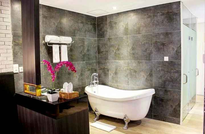 Bathtub di kamar tipe Suite (sumber: Traveloka.com)