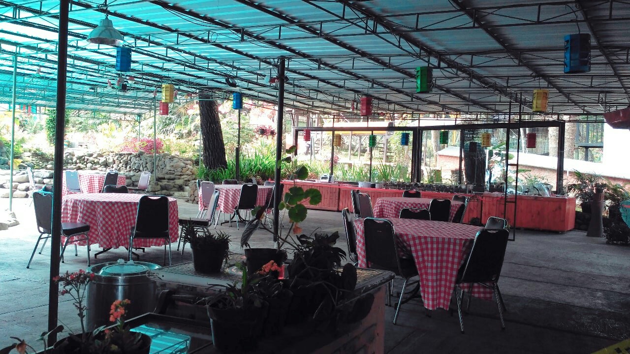 Restaurant di tepi kolam renang (Credit @_raahmaaa)