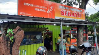 Di depan Bakso Cuanki dan Batagor Serayu