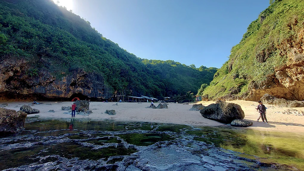 gambar pantai wohkudu, sumber nagantour