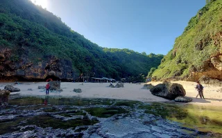 gambar pantai wohkudu, sumber nagantour