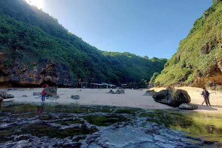 gambar pantai wohkudu, sumber nagantour